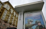Une affiche appelant à s'enrôler dans l'armée, sur un abri bus à proximité de l'ambassade des Etats-Unis à Moscou, le 31 mai 2023