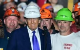 L'ancien président américain et candidat républicain Donald Trump avec des ouvriers lors d'un meeting à Latrobe, le 19 octobre 2024