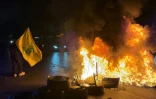 Des partisans du Hezbollah pro-iranien bloquent une route menant vers l'aéroport de Beyrouth pour protester contre l'accord entre Israël et le Liban, le 27 juin 2026