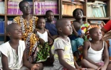 Des enfants et leurs nounous dans le "Centre d'accueil et de transit Sainte Geneviève" le 4 septembre 2016 à Katiola en Côte d'Ivoire