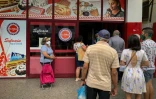Des Cubains font la queue devant une boulangerie, le 4 janvier 2021 à La Havane