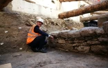 Le maire de Paris, Emmanuel Grégoire, sur le site archéologique où un mur datant de l'époque gallo-romaine a été découvert, dans le centre de Paris, le 23 septembre 2026 