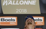 Le Français Julian Alaphilippe savoure sur le podium sa victoire à la Flêche Wallonne, le 18 avril 2018 à Huy