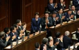 Sanae Takaichi (C) à la chambre basse du Parlement japonais après sa reconduction en tant que Première ministre, le 18 février 2026 à Tokyo