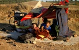 Des Syriens ayant fui les bombardements des forces pro-régime dans la province de Deraa attendant dans un camp de fortune près de la frontière jordanienne, dans le sud de la Syrie, le 1er juillet 2018