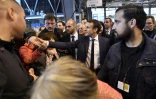 Alexandre Benalla (d) au côté d'Emmanuel Macron au Salon de l'agriculture à Paris, le 1er mars 2017