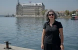 L'architecte Gül Koksal lors d'une interview devant la gare de Haydarpasa à Istanbul, le 22 août 2025 en Turquie