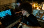 Des jeunes jouent à des jeux vidéo grùce à la connexion wifi du bar El Bejuco à La Havane, le 26 septembre 2026