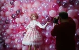 Une femme se fait photographier au "Supercandy Pop-Up Museum", le 1er novembre 2019 à Cologne, en Allemagne