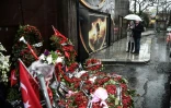 Des fleurs et des messages déposés devant la boîte de nuit La Reina où une attaque, revendiquée par le groupe Etat Islamique, a fait 39 morts, le 5 janvier 2017 à Istanbul, en Turquie