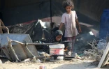 Des jeunes Palestiniennes déplacées devant une tente installée au nord-ouest du camp de réfugiés de Nousseirat, dans le centre de la bande de Gaza assiégée, le 4 octobre 2025