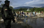 Un policier colombien monte la garde devant un gué entre la Colombie et le Venezuela près de Cucuta, le 3 mai 2019