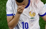 L'attaquant français Kylian Mbappé quitte le terrain après s'être cassé le nez lors d'un choc pendant le match du groupe D de l'Euro 2024 contre l'Autriche à Düsseldorf, le 17 juin 2024