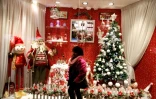 Une Iranienne se fait prendre en photo devant une vitrine de décorations de Noël, le 24 décembre 2016 à Téhéran