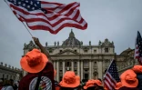 Des personnes se rassemblent avec des drapeaux américains sur la place Saint-Pierre, avec la basilique Saint-Pierre en arrière-plan, le jour où le pape Léon XIV dirige la prière Regina Caeli, au Vatican, le 11 mai 2025