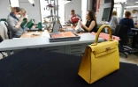 Les maroquiniers de la nouvelle manufacture d'Allenjoie (Doubs) travaillent sur un seul modèle: le Kelly, un des deux sacs emblématiques de Hermès, également le plus difficile techniquement à fabriquer