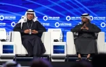 Le ministre saoudien de l'Energie Abdelaziz ben Salmane (G) aux côtés de son homologue des Emirats Souheil al-Mazrouei, lors d'un sommet à Abou Dhabi sur la durabilité des énergies, le 14 janvier 2020