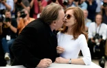 Gérard Depardieu tente d'embrasser Isabelle Huppert à Cannes lors de la présentation de "Valley of Love" au 68e festival le 22 mai 2015
