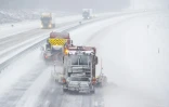 Chasse-neige sur une autoroute à Holten, aux Pays-Bas, le 7 février 2021