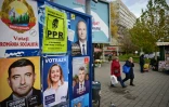 Des affiches électorales de candidats à la présidentielle et aux législatives dans une rue de Bucarest, le 22 novembre 2024 en Roumanie