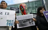 Des manifestants en marge  des négociations sur un traité mondial contre la pollution plastique à Busan, le 25 novembre 2024