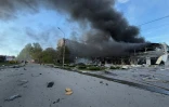 De la fumée s'échappe d'un bâtiment endommagé par une attaque aérienne russe à Zaporijjia, le 5 mai 2026 en Ukraine