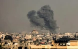 Photo prise depuis Rafah montrant un panache de fumée après un bombardement sur Khan Younès, dans le sud de la bande de Gaza, le 8 décembre 2023