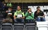 Des supporters du club Forest Green Rovers, dans l'ouest de l'Angleterre, se restaurent dans les tribunes du stade, le 8 août 2017