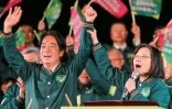 La présidente taïwanaise Tsai Ing-wen au côté de son vice-président et favori de la présidentielle du 13 janvier, Lai Ching-te, pendant un meeting de campagne le 11 janvier 2024 à Taipei