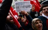 Des manifestants turcs accusent les Pays-Bas de fascisme, devant le consulat néerlandais à Istanbul, le 12 mars 2017
