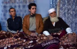 L'étudiant afghan Mohammed Yousuf (c), 23 ans, qui a passé neuf mois en captivité aux mains des jihadistes de l'EI, lors d'une interview avec l'AFP, le 17 novembre 2015 à Kaboul
