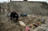 Christophe Perrier, expert en déminage, prépare le désamorçage d'une bombe datant de la Seconde guerre mondiale, le 13 mars 2016 dans le quartier d'Arenc à Marseille