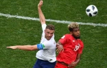 Jordan Henderson, avec le brassard de capitaine de l'Angleterre, au duel avec le Panaméen Ricardo Avila, le 24 juin 2018 à Nijni Novgorod