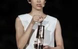 La nageuse japonaise Rikako Ikee tenant la flamme olympique dans le National Stadium de Tokyo le 23 juillet 2020
