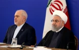 Une photo fournie le 6 août 2019 par la présidence iranienne montre le président de l'époque Hassan Rohani (D) et son chef de la diplomatie Mohammad Javad Zarif lors d'une rencontre avec les fonctionaires au ministère des Affaires étrangères à Téhéran