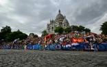 Des coureurs au pied du Sacré-Coeur, sur la butte Montmartre, lors de la course masculine en ligne le 3 août 2024