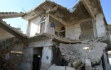 Le Syrien Ammar Ziadeh devant les ruines de la maison d'où est sorti le numéro zéro du média indépendant Enab Baladi qu'il a co-fondé. Daraya, le 10 novembre 2025