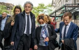La plaignante (au centre, masquée), qui utilise le pseudonyme "Brigitte" pour raisons de sécurité, arrive avec ses avocats au tribunal de Genève (Suisse) pour le procès de Tariq Ramadan, le 15 mai 2023