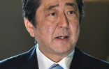 Le Premier ministre japonais Shinzo Abe répond aux journalistes le 5 avril 2017 après le tir de missile de la Corée du Nord