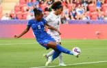 La Française Marie-Antoinette Katoto (g) marque devant l'Italienne Sara Gama, le 10 juillet 2022 à Rotherham
