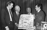 Jacques Goddet avec son associé Félix Lévitan et les cyclistes Joop Zoetemelk et Bernard Hinault le 24 octobre 1980 à Paris lors de la présentation de la carte du Tour 1981