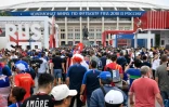 Les supporters de la France arrivent au stade Loujniki de Moscou pour la finale du Mondial face à la Croatie le 15 juillet 2018 