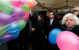 La maire de Paris Anne Hidalgo, le président François Hollande, et la   présidente l'associaltion "Life for Paris" Caroline Langlade, lors d'un lâcher de ballons devant la mairie du 11ème, le 13 novembre 2016 à Paris 