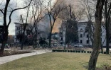 Le théâtre de Marioupol, en Ukraine, après son bombardement le 16 mars 2022 alors qu'il abritait un millier de personnes. Photo publiée sur le site du gouverneur de la région de Donetsk, Pavlo Kirilenko, le 16 mars 2022