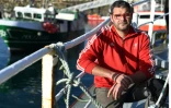 Franck Brossier pose à bord de son bateau de pêche le 12 novembre 2020 dans le port de Roscoff, en Bretagne