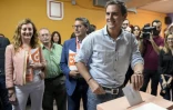 Le leader du parti Ciudadanos Albert Ribera met son bulletin dans l'urne, le 27 septembre 2015 à Barcelone