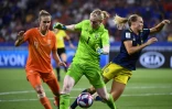 La gardienne de but suédoise Hedvig Lindahl (c) intervient devant la Néerlandaise Vivianne Miedema (g) en demi-finale du Mondial féminin, le 3 juillet 2019 à Décines-Charpieu
