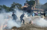 Des manifestants sous les tirs de lacrymogènes lancés par la police à l'université polytechnique de Hong Kong