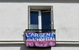 Une banderole accrochée à la fenêtre d'un appartement, le 23 avril 2020 à Paris