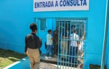 Des agents de l'immigration devant un hôpital de Saint-Domingue, le 21 avril 2025 en République dominicaine